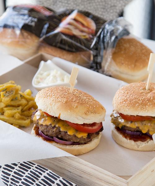 Στερεώνουμε κάθε burger με ένα καλαμάκι, σερβίρουμε και απολαμβάνουμε! Συνοδεύουμε με πατάτες τηγανητές και λαχανοσαλάτα.